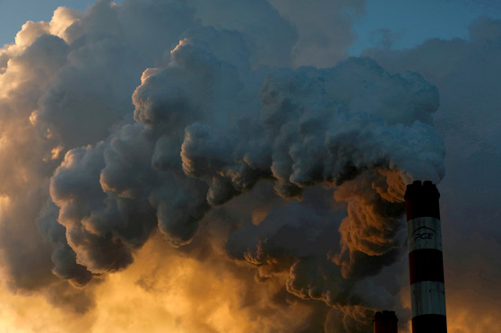 Smoke and steam billow from Belchatow Power Station, Europe's largest coal-fired power plant, near Belchatow, Poland, in this file photo taken on Nov. 28, 2018. [REUTERS/YONHAP]