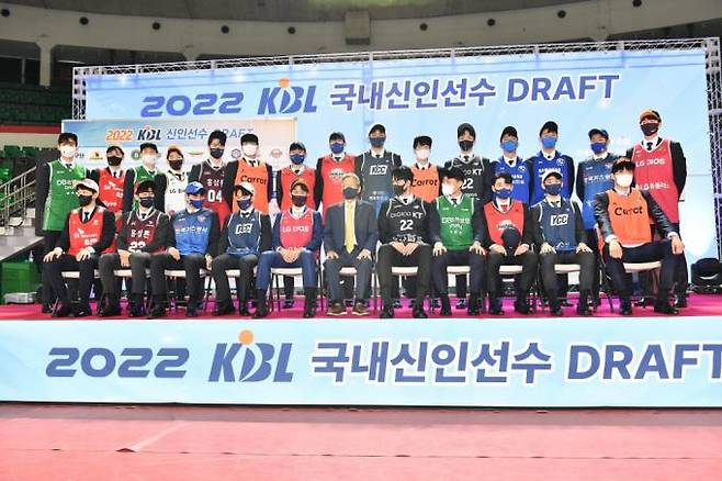 기념 사진을 찍는 2022 신인 드래프트에서 지명된 선수들.   한국프로농구연맹(KBL)
