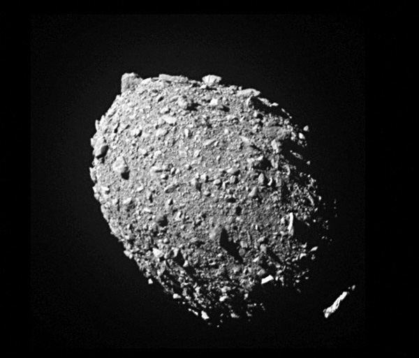 우주선에 장착된 카메라가 촬영한 디모르포스. [사진 제공 = NASA]