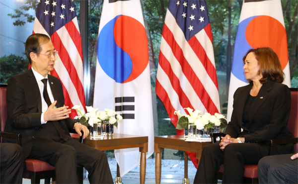 일본을 방문한 한덕수 국무총리(왼쪽)와 카멀라 해리스 미국 부통령이 도쿄 오쿠라호텔에서 만나 회담하고 있다. [사진 = 연합뉴스]