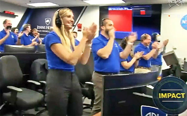 우주선이 소행성에 충돌하자 NASA 직원들이 박수를 치는 모습. [사진 제공 = NASA]