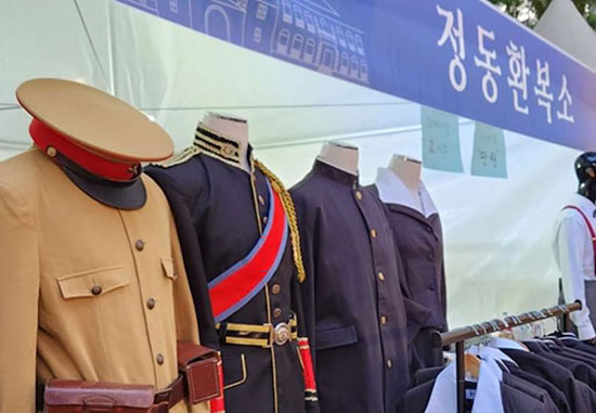 2022 정동야행 행사에서, 일본 순사옷을 대여해 논란이 일고있다.(온라인 커뮤니티 캡처)