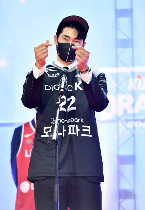 고려대 이두원은 27일 잠실에서 열린 드래프트에서 전체 2순위로 kt의 선택을 받았다. 사진=KBL 제공