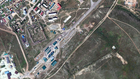 러시아가 동원령을 발동하기 전인 지난 8월 22일 러시아와 몽골 국경인 캬흐타의 국경 초소를 찍은 막사 테크놀로지 위성 사진. 차량이 거의 보이지 않는다. 로이터 연합뉴스
