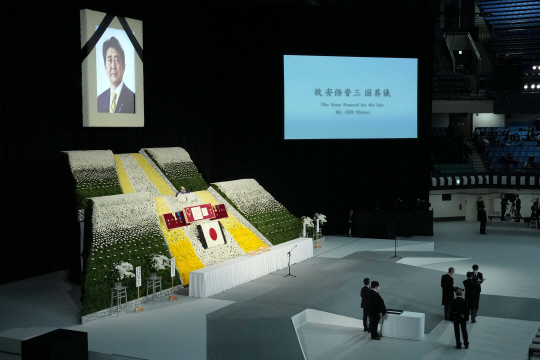 아베 신조 전 총리의 국장이 거행된 일본 도쿄의 니혼부도칸. AFP·연합뉴스