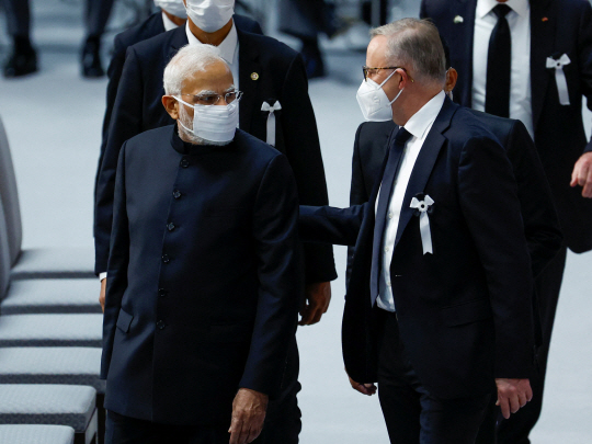 나렌드라 모디(왼쪽) 인도 총리와 앤서니 앨버니지(오른쪽) 호주 총리가 27일 일본 도쿄에서 열린 아베 신조 전 일본 총리의 국장에 참석하고 있다. 로이터·연합뉴스