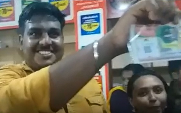 인도에서 거액의 복권에 당첨돼 활짝 웃고 있는 아눕 [유튜브]