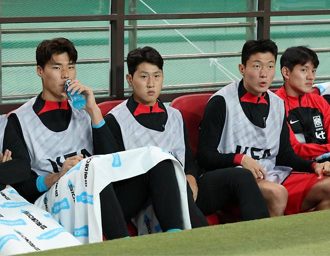 이강인(왼쪽에서 두번째)가 27일 오후 서울 마포구 서울월드컵경기장에서 열린 한국 대 카메룬 축구 대표팀의 평가전에서 벤치에 앉아 있다. 연합뉴스