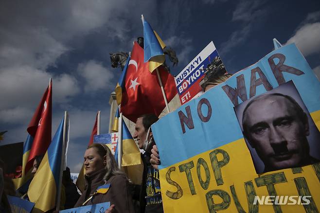 [앙카라(튀르키예)=AP/뉴시스]지난 3월 크름반도 타타르족과 튀르키예인들이 튀르키예 앙카라에서 블라디미르 푸틴 러시아 대통령의 우크라이나 침공을 비난하는 시도를 하고 있다.타타르족은 튀르키예어(語)를 사용하는 몽골계 소수민족이다. 2022.03.05.