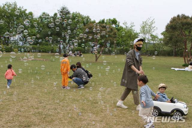 [춘천=뉴시스]한윤식 기자 = 강원 춘천시 강원도산림과학연구원 내 화목원을 찾은 부모와 어린이들이 즐거운 시간을 보내고 있다. 2020.05.05. ysh@newsis.com