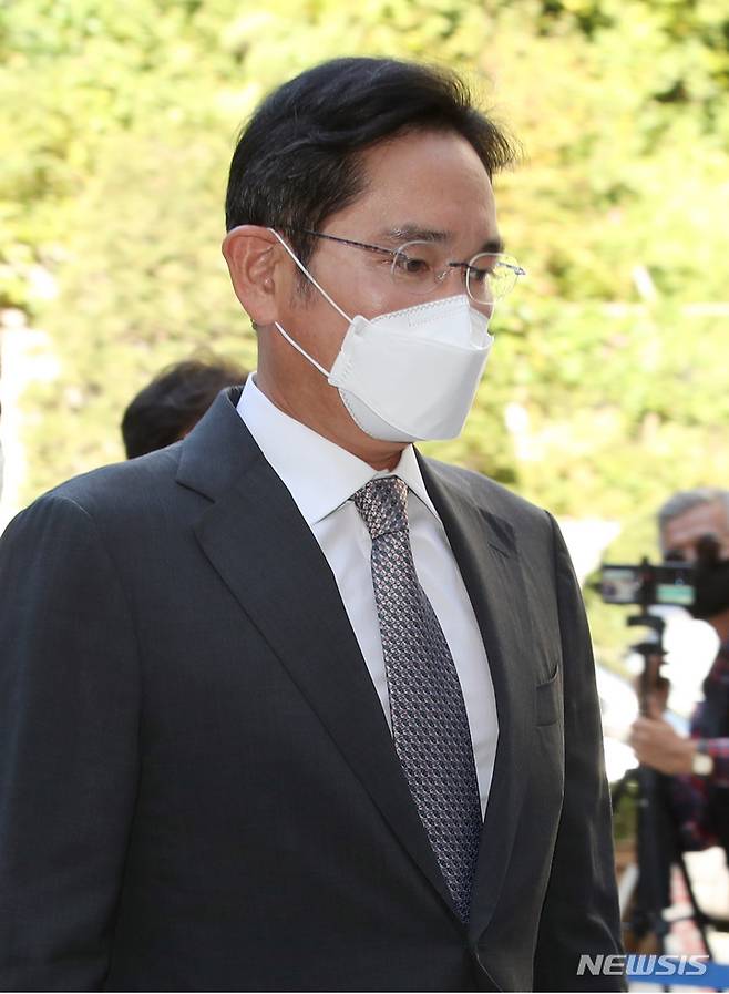 [서울=뉴시스] 김진아 기자 = 이재용 삼성전자 부회장이 23일 오전 서울 서초구 서울중앙지법에서 열린 '회계부정·부당합병 혐의' 관련 속행 공판에 출석하고 있다. 2022.09.22. bluesoda@newsis.com