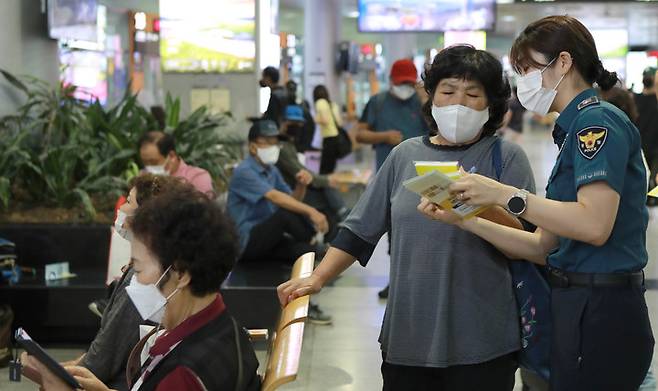 [광주=뉴시스] 광주경찰청은 전화 금융 사기(보이스피싱) 피해 예방을 위한 현장 홍보 활동을 펼치고 있다고 5일 밝혔다. (사진=광주경찰청 제공) 2022.08.05. photo@newsis.com *재판매 및 DB 금지