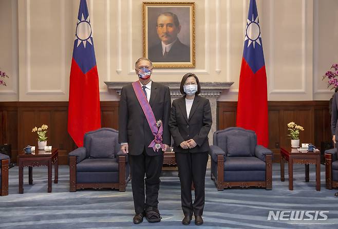 [타이베이=AP/뉴시스] 마이크 폼페이오(왼쪽) 전 미국 국무장관이 대만을 방문해 3일(현지시간) 타이베이에서 차이잉원 대만 총통을 만나 기념 촬영을 하고 있다. 차이잉원 총통은 폼페이오 전 장관에게 양국 관계 개선에 대한 고마움의 표시로 1등급 훈장을 수여했다. 폼페이오 전 장관은 러시아의 우크라이나 침공으로 촉발된 대만의 안보 위협과 관련해 대만 지지 의사를 표명하기 위해 방문한 것으로 알려졌다. 2022.03.03.