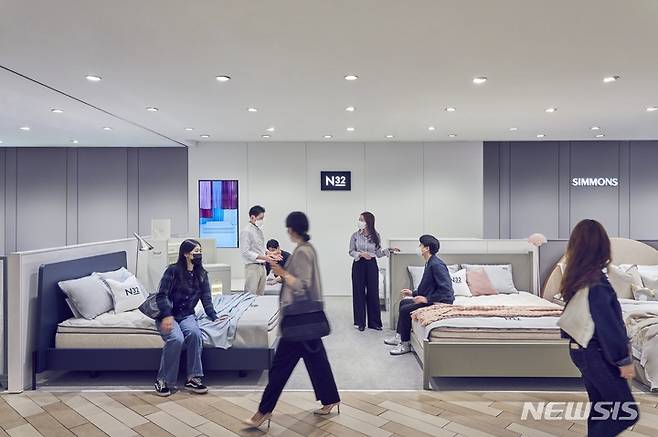 [서울=뉴시스] 시몬스 침대 'N32 롯데백화점 강남점'. (사진=시몬스 침대 제공) 2022.09.27. photo@newsis.com