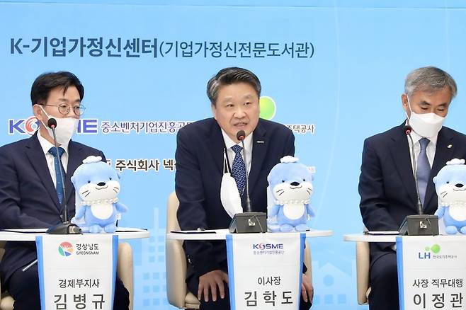 [서울=뉴시스]김학도 중소벤처기업진흥공단 이사장이 27일 오전 경남 진주시 소재 K-기업가정신센터에서 열린 업무협약식에서 발언하고 있다. (사진=중진공 제공) 2022.09.27. photo@newsis.com