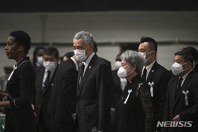 [도쿄=AP/뉴시스] 27일 일본 도쿄 부도칸에서 열린 아베 신조 전 총리의 국장에 리 시엔 룽 싱가포르 총리와 그의 아내 호 칭이 도착하고 있다. 2022.09.27.