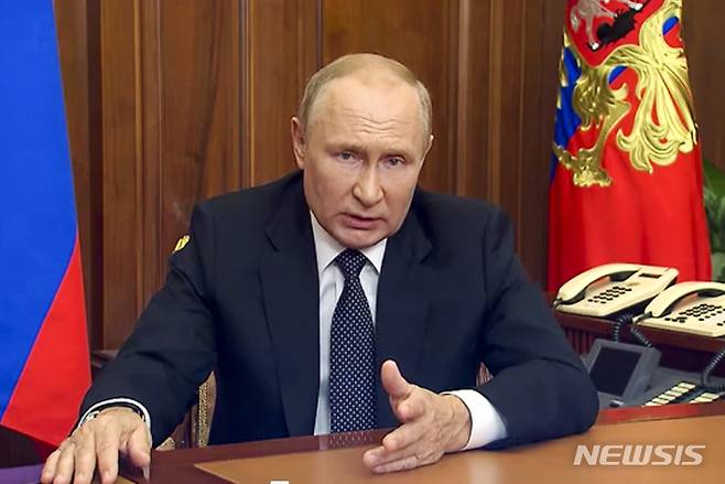 [모스크바=AP/뉴시스] 블라디미르 푸틴 러시아 대통령이 지난 21일(현지시간) 모스크바에서 대국민 연설을 통해 부분 동원령을 발표하고 있다. 푸틴 대통령은 러시아의 주권과 영토를 보전하고, 국민의 안전을 보장하기 위해 부분 동원령을 채택했다고 밝혔다.