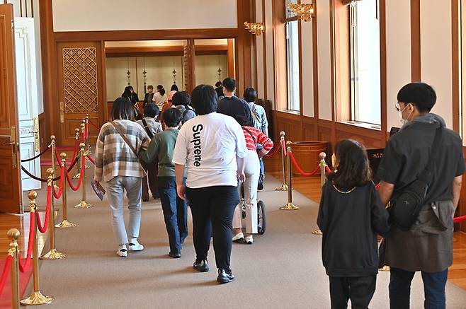 [서울=뉴시스] 27일 청와대를 관람하는 서울맹학교 학생들 (사진=문화재청 제공) 2022.09.27. photo@newsis.com *재판매 및 DB 금지