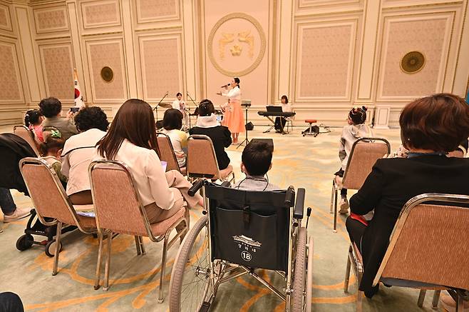 [서울=뉴시스] 27일 청와대에서 열린 '작은 음악회'에 참여한 서울맹학교 학생들 (사진=문화재청 제공) 2022.09.27. photo@newsis.com *재판매 및 DB 금지