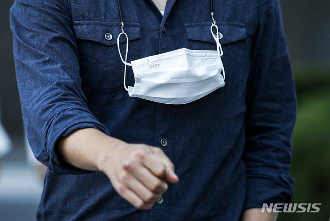 [서울=뉴시스] 정병혁 기자 = 실외 마스크 착용 의무화가 해제된 다음날인 27일 오후 서울 영등포구 여의도환승센터에서 마스크를 벗은 시민들이 이동하고 있다. 2022.09.27. jhope@newsis.com