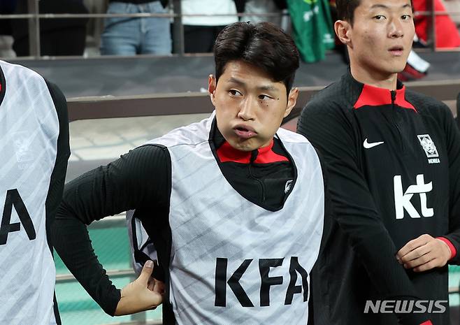 [서울=뉴시스] 백동현 기자 = 27일 오후 서울 마포구 서울월드컵경기장에서 열린 하나은행 초청 축구 국가대표 평가전 대한민국과 카메룬의 경기, 이강인이 벤치에서 그라운드를 바라보고 있다. 2022.09.27. livertrent@newsis.com