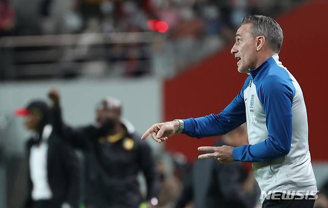 [서울=뉴시스] 백동현 기자 = 27일 오후 서울 마포구 서울월드컵경기장에서 열린 하나은행 초청 축구 국가대표 평가전 대한민국과 카메룬의 경기 전반전, 벤투 감독이 작전 지시하고 있다. 2022.09.27. livertrent@newsis.com