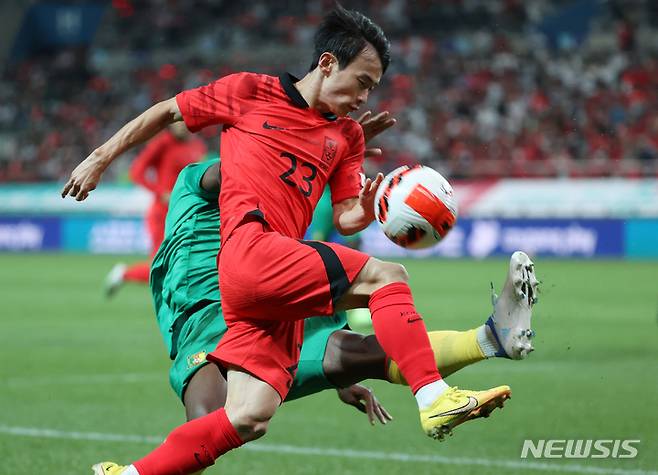 [서울=뉴시스] 조성우 기자 = 27일 오후 서울 마포구 서울월드컵경기장에서 열린 하나은행 초청 축구 국가대표 평가전 대한민국과 카메룬의 경기 전반전, 한국 김문환이 드리블 돌파하고 있다. 2022.09.27. xconfind@newsis.com