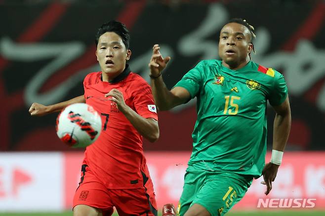 [서울=뉴시스] 조성우 기자 = 27일 오후 서울 마포구 서울월드컵경기장에서 열린 하나은행 초청 축구 국가대표 평가전 대한민국과 카메룬의 경기 후반전, 한국 나상호가 수비하고 있다. 2022.09.27. xconfind@newsis.com