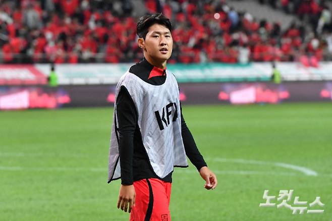 이강인이 27일 오후 서울 마포구 상암 월드컵경기장에서 열린 축구국가대표팀 친선경기 '대한민국 대 카메룬' 경기가 끝난 후 팬들에게 인사하고 있다. 류영주 기자