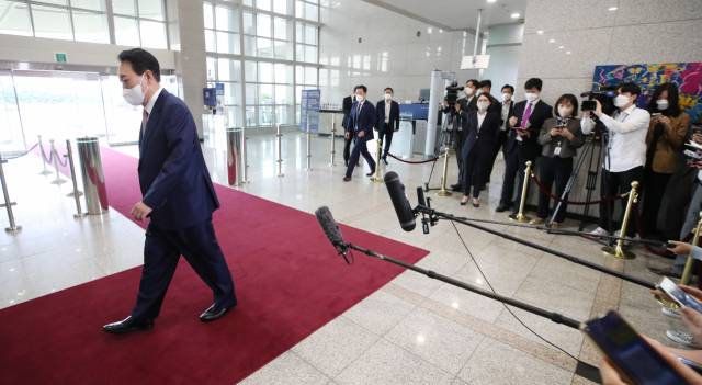 ▲영국·미국·캐나다 순방을 마치고 귀국한 윤석열 대통령이 26일 오전 서울 용산 대통령실 청사로 출근, 출근길 문답을 마친 뒤 집무실로 향하고 있다. ⓒ연합뉴스