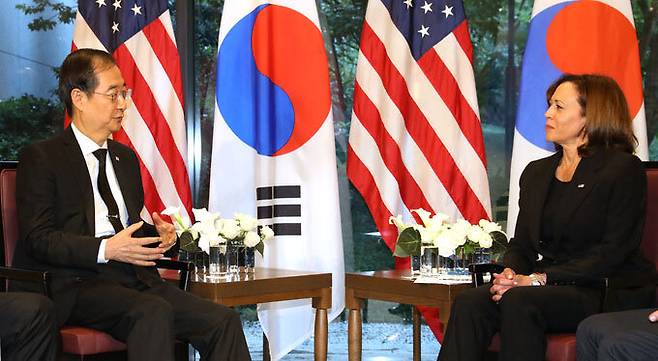 한덕수 국무총리(왼쪽)와 카멀라 해리스 미국 부통령이 27일 일본 도쿄 오쿠라 호텔에서 양자회담을 하고 있다. 도쿄=뉴스1