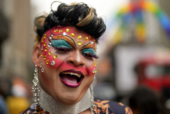 화려한 분장 - 19일(현지시간) 상파울루 시내 중심가인 파울리스타 대로에서 동성애 축제가 열렸다. AP연합뉴스