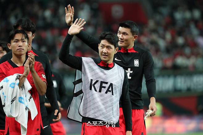 한국 축구대표팀의 이강인이 27일 서울월드컵경기장에서 열린 카메룬과의 평가전이 끝난 뒤 팬들에게 인사하고 있다. 정지윤 선임기자