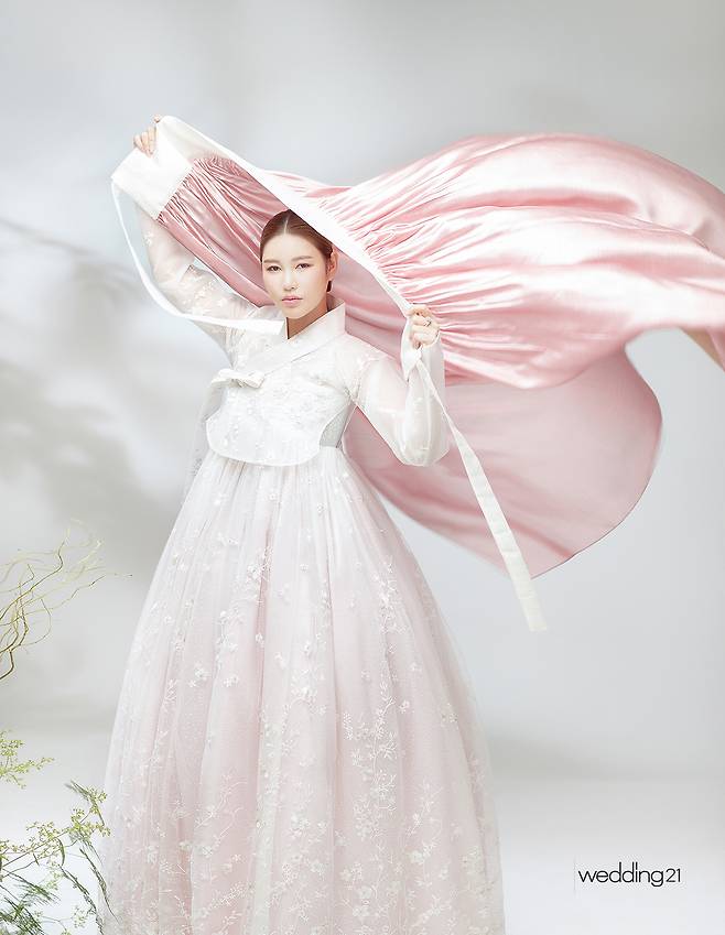 A picture of singer Song Ga-ins Hanbok has been released.In the picture conducted through the magazine Wedding 21, Song Ga-in has played various styles ranging from oriental embroidery to vivid colored hanbok.Wedding Hanbok was specially produced for this filming, and it made the sweet charm of Song ga-in with white jacket, flower embroidery, and rich white skirt.Song Ga-in, who is also the ambassador for the 2022 Hanbok public relations department of the Ministry of Culture, Sports and Tourism,Song Ga-in said, If you are married, I want to have a special outdoor wedding in nature without being tied to the framework.Song Ga-ins Hanbok pictorial can be seen in the October issue of Wedding 21.PhotosWedding21