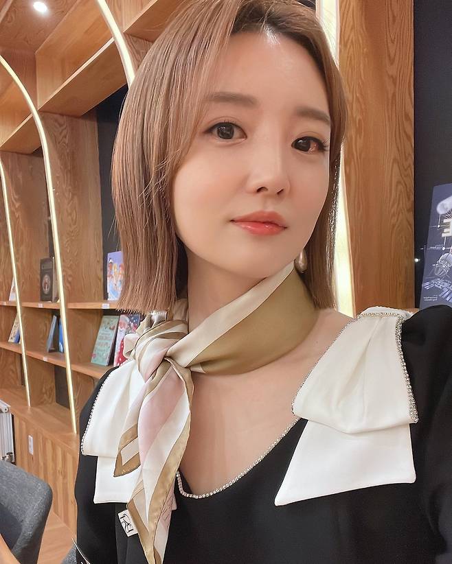 Kim So-young has been busy.Kim So-young said on his 26th day, I can not hide my eyes even if I pretend to be fine.I posted a picture with the article Now I go back to the office.Kim So-young is smiling at the camera in the open photo. Kim So-young boasted a lovely charm by fully digesting a knife-haired hairstyle and black-colored dress.Especially, it was sad with red and red eyes. One of the netizens commented, It is good to work hard, but do not overdo it enough to get bloodshot.Kim So-young said, I think its just a bit of rubbing, but Im sorry ... thank you.Meanwhile, Kim So-young married Oh Sang-jin, an announcer in 2017, and has a daughter. She is communicating with fans through YouTube channel Kim So-youngs Gri TV and SNS.Photo: Kim So-young Instagram