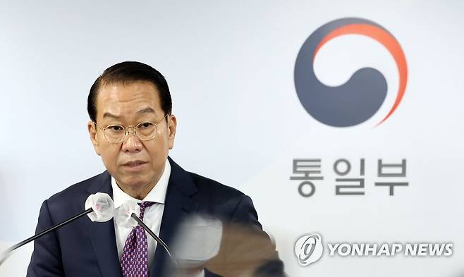 권영세, '이산가족 해결' 회담 제의 (서울=연합뉴스) 김인철 기자 = 권영세 통일부 장관이 8일 정부서울청사 브리핑실에서 이산가족 상봉에 대한 대북제의를 발표하고 있다. 2022.9.8 yatoya@yna.co.kr