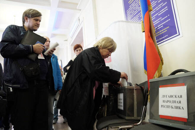러시아 합병에 대한 투표에 표를 행사하는 우크라이나 주민.(사진=AFP)