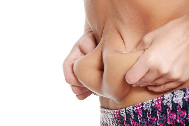 배를 납작-날씬하게 보이려 하기 위해 힘을 주는 습관을 가진 사람들이 많다. [사진=게티이미지뱅크]