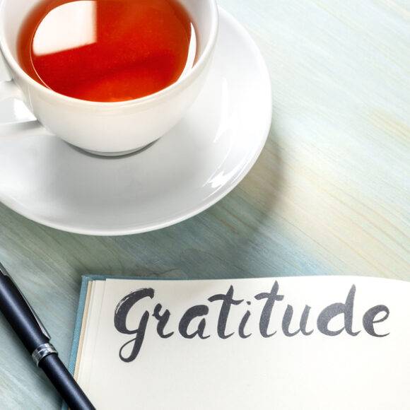 차 한 잔 마시면서 '감사 일기'를 쓰면 행복감을 느낄 수 있다. [사진=게티이미지뱅크]