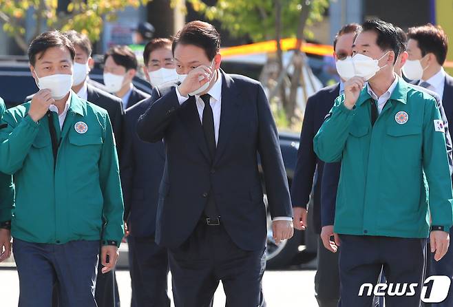 윤석열 대통령이 27일 오후 7명의 사망자가 발생한 대전 유성구 용산동 현대아울렛 화재 현장에 마련된 희생자 합동분향소로 향하며 눈가를 훔치고 있다. ⓒ News1 김기태 기자