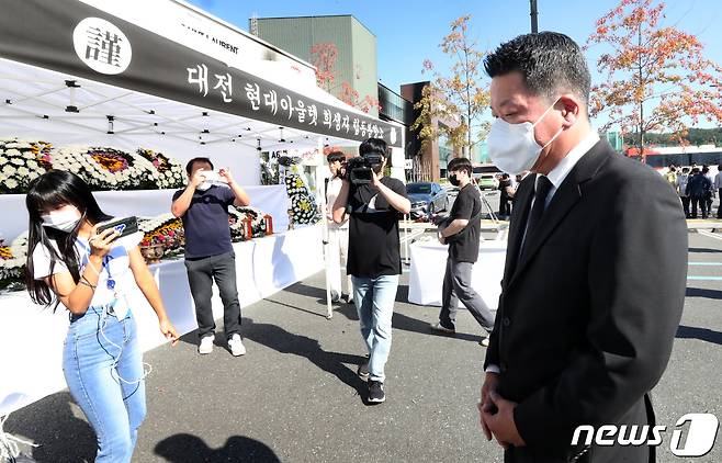 정지선 현대백화점그룹 회장이 27일 대전 유성구 용산동 현대아울렛 화재 현장에 마련된 희생자 합동분향소에서 조문한 뒤 이동하고 있다. 2022.9.27/뉴스1 ⓒ News1 김기태 기자