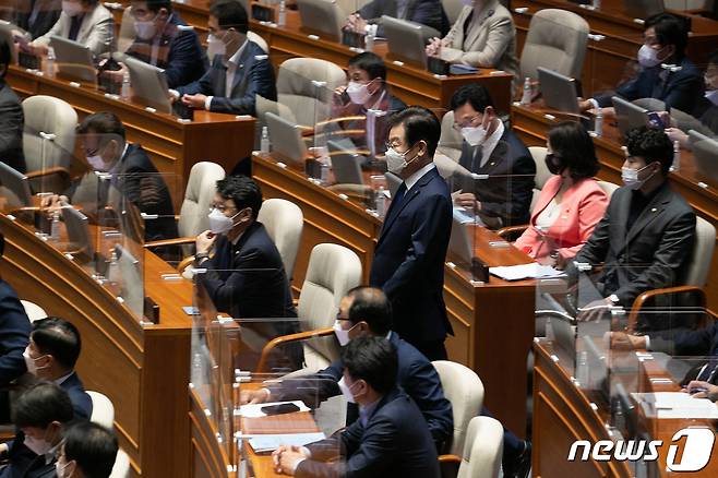 이재명 더불어민주당 대표가 28일 오전 국회 제400회국회(정기회) 제8차 본회의에서 교섭단체 대표연설을 하기 위해 단상으로 이동하고 있다. (공동취재) 2022.9.28/뉴스1 ⓒ News1 허경 기자