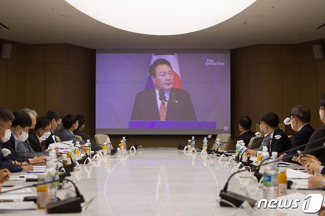 박윤규 과학기술정보통신부 제2차관이 26일 오전 서울 중구 대한상공회의소에서 열린 '윤석열 대통령 북미순방 성과 공유, 뉴욕구상 간담회' 에 참석해 관련 동영상을 시청하고 있다. (과기정통부 제공) 2022.9.26/뉴스1