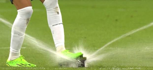 27일 독일에서 열린 일본-에콰도르 A매치에서 스프링클러가 오작동 소동을 일으키자 에콰도르 선수가 발로 밟아 제압하고 있다. 일본 TBS 방송 트위터 캡처.