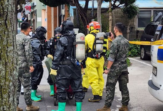 28일 제주동부경찰서와 제주도 소방안전본부에 따르면 이날 제주시 조천읍에 정체불명의 백색 가루가 든 소포가 배달돼 관계 당국이 정밀 분석작업을 벌이고 있다. [이미지출처=연합뉴스]