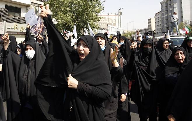 이란정부의 강경진압에 수십명이 사망한 것으로 알려진 가운데, 지난 23일 시위대를 규탄하는 친정부 집회도 열렸다