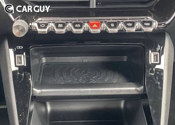 독특한 공조 버튼..무선충전패드도 챙겼다