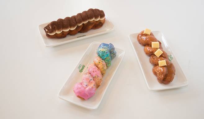 이준호 사장이 꼽은 꽈페의 대표 꽈배기들. 왼쪽부터 티라미수, 유니콘, 솔티드 카라멜./고운호 기자