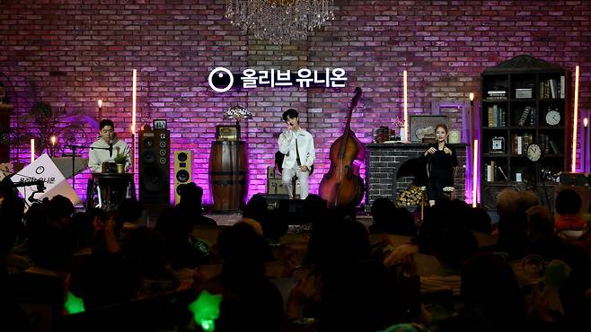 가수 정동원이 난청인을 위한 '올-포유' ESG 자선 콘서트에서 노래를 부르고 있다. /스튜디오광화문