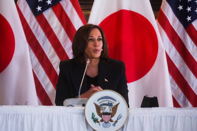 카멀라 해리스 미국 부통령이 28일 도쿄에서 반도체 기업 경영인들과의 원탁회의를 주재하고 있다.